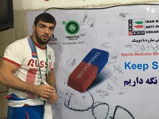 امضا بنر نمادین مبارزه با دوپینگ در جام جهانی کشتی
