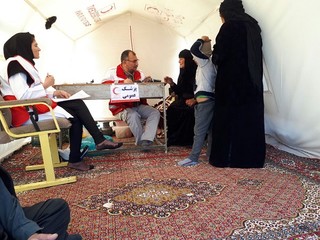 حضور دکتر پاکمهر در مناطق زلزله زده استان کرمانشاه