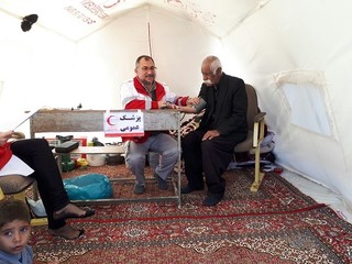 حضور دکتر پاکمهر در مناطق زلزله زده استان کرمانشاه