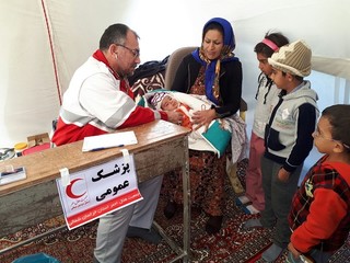 حضور دکتر پاکمهر در مناطق زلزله زده استان کرمانشاه