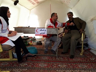 حضور دکتر پاکمهر در مناطق زلزله زده استان کرمانشاه