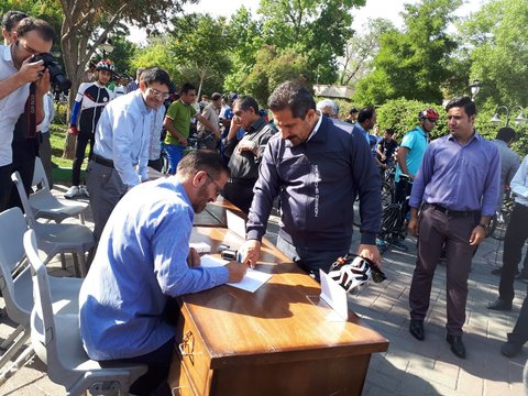 صدور کارت عضویت خدمات پزشکی ورزشی به شهردار کلانشهر تبریز