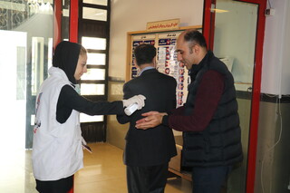 معاینه مراجعین به اداره کل ورزش و جوانان آذربایجان غربی در راستای پیشگیری از شیوع بیماری کرونا