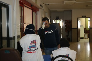 معاینه مراجعین به اداره کل ورزش و جوانان آذربایجان غربی در راستای پیشگیری از شیوع بیماری کرونا