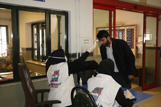 معاینه مراجعین به اداره کل ورزش و جوانان آذربایجان غربی در راستای پیشگیری از شیوع بیماری کرونا