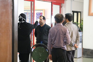 معاینه مراجعین به اداره کل ورزش و جوانان آذربایجان غربی در راستای پیشگیری از شیوع بیماری کرونا