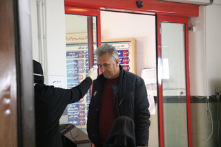 معاینه مراجعین به اداره کل ورزش و جوانان آذربایجان غربی در راستای پیشگیری از شیوع بیماری کرونا