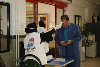 معاینه مراجعین به اداره کل ورزش و جوانان آذربایجان غربی در راستای پیشگیری از شیوع بیماری کرونا