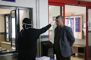 معاینه مراجعین به اداره کل ورزش و جوانان آذربایجان غربی در راستای پیشگیری از شیوع بیماری کرونا