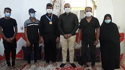 اهدای مدال قهرمانی جهان به شهید مدافع سلامت میناب