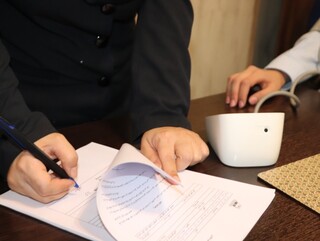 انجام معاینات پزشکی از تیم اعزامی کاراته بانوان فارس به مسابقات کشوری توسط دکتر تمدن نایب رئیس هیات پزشکی ورزشی استان