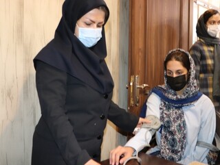 انجام معاینات پزشکی از تیم اعزامی کاراته بانوان فارس به مسابقات کشوری توسط دکتر تمدن نایب رئیس هیات پزشکی ورزشی استان
