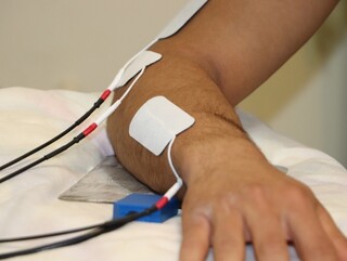 ارئه خدمات تکارتراپی به میثم دلخانی قهرمان کشتی فرنگی جهان در هیات پزشکی ورزشی فارس