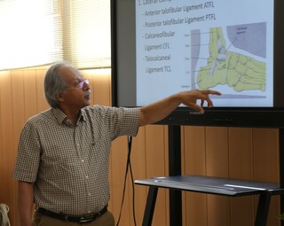 تدریس استاد دکتر محمد رازی در دوره آموزشی فیزوتراپیست ورزشی