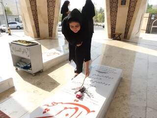 گلباران و غبارروبی مزار شهدای لارستان