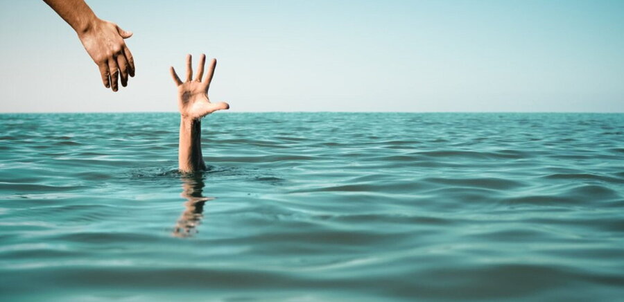 حیاتی‌ترین کار برای نجات یک فرد در حال غرق، خارج کردن هرچه سریع‌تر او از آب است