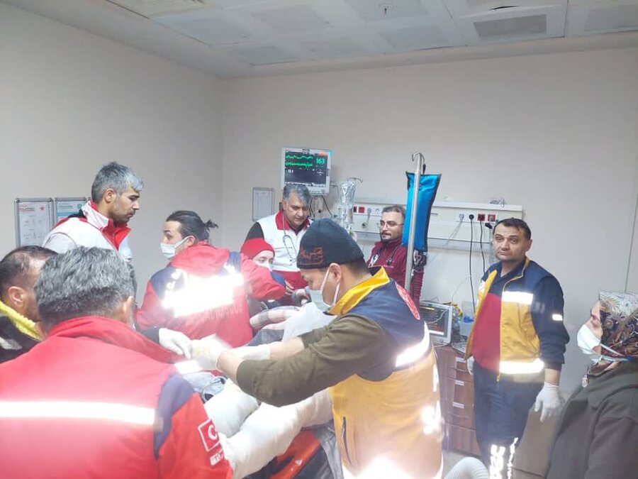 حضور دکتر قوام سرپرست هیات پزشکی ورزشی استان آذربایجان شرقی در مناطق زلزله زده کشور ترکیه