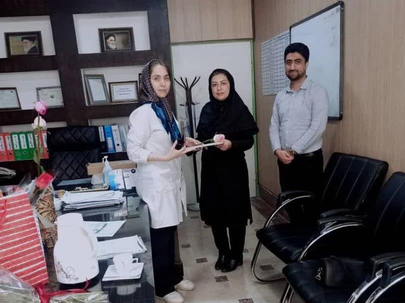 تجلیل از رییس و متخصص طب فیزیک و توانبخشی بیمارستان امام رضای شهرستان لارستان