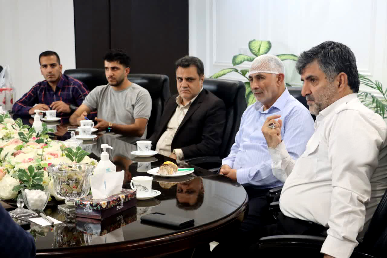 دکتر صالح طبری با حضور در بیمارستان ولیعصر ( ع ) قائمشهر از سید رمضان میرصادقی عیادت کرد