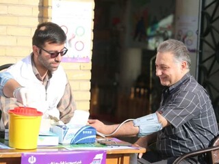 برپایی ایستگاه تندرستی به مناسبت هفته تربیت بدنی و ورزش در قم