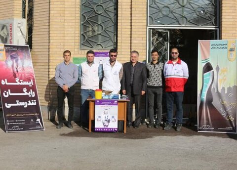 برپایی ایستگاه تندرستی به مناسبت هفته تربیت بدنی و ورزش در قم