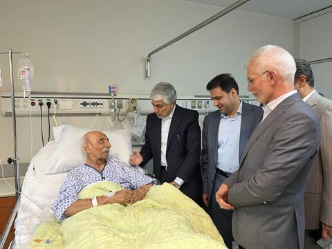 وزیر ورزش و جوانان بر بالین استاد اسکوئی حضور یافت