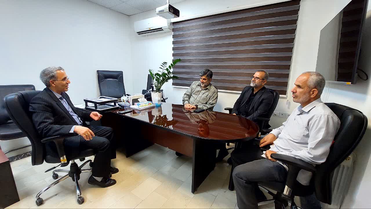 دکتر یحیی صالح طبری با حضور در بیمارستان فاطمه زهرا ( س ) از احمد رضا رضایی عیادت کرد