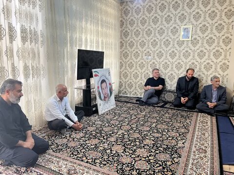 دیدار دکتر نوروزی با خانواده شهید مجتبی رضایی یکی از شهدای جنگ ۱۲ روزه