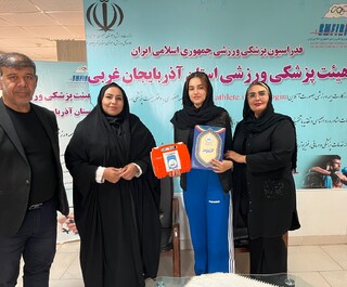 تجلیل از دانش آموزان مقام آور به مناسبت روز دانش آموز