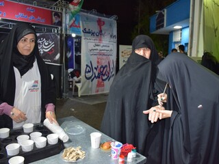 ارائه خدمات سلامت به مراجعان  توسط امدادگران هیأت پزشکی ورزشی استان قم