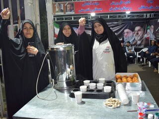 ارائه خدمات سلامت به مراجعان  توسط امدادگران هیأت پزشکی ورزشی استان قم