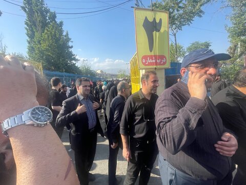 گزارش تصویری وداع رئیس هیات پزشکی ورزشی استان تهران در معیت وزیر و خانواده ورزش با رهبر شهید