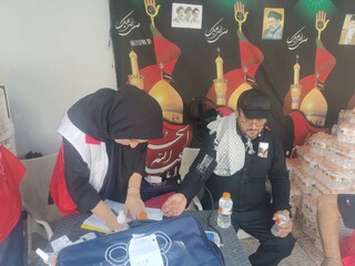ارائه خدمات به عزاداران حاضر در مراسم تشییع قائد امت در موکب هیات پزشکی ورزشی استان تهران