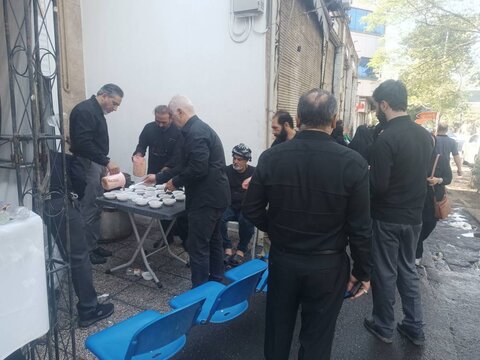 گزارش تصویری ارائه خدمات به عزاداران حاضر در مراسم تشییع قائد امت در موکب هیات پزشکی ورزشی استان تهران واقع در اداره کل ورزش و جوانان