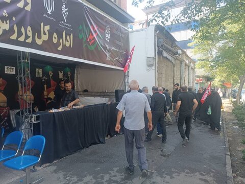 گزارش تصویری ارائه خدمات به عزاداران حاضر در مراسم تشییع قائد امت در موکب هیات پزشکی ورزشی استان تهران واقع در اداره کل ورزش و جوانان