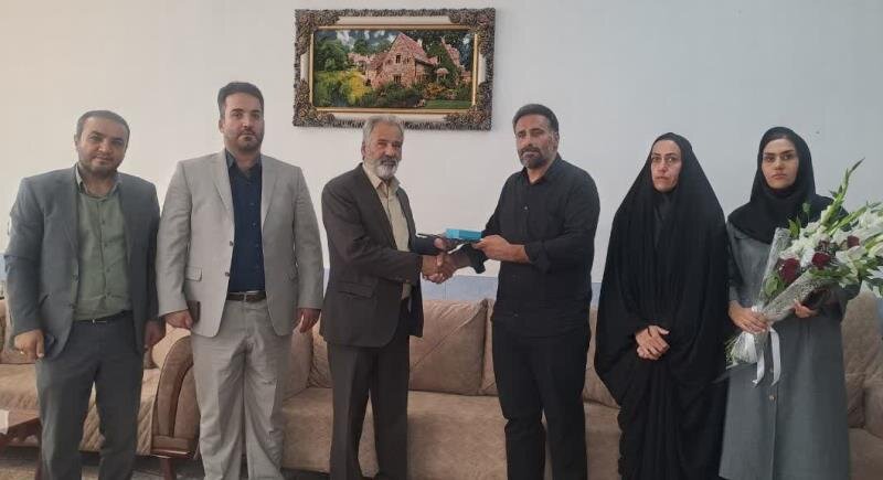 تجلیل دکتر شاهین از خانواده شهید ورزشکار امیر محمد داوری شهید جنگ رمضان