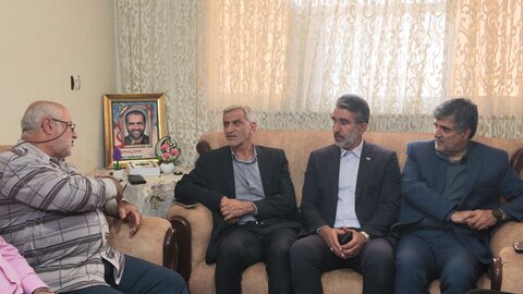 تجلیل رئیس فدراسیون پزشکی ورزشی از خانواده دو شهید والامقام