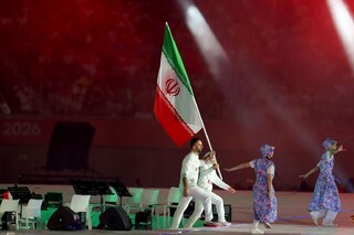 رژه اعضای کاروان ورزش کشورمان با پرچم مقدس جمهوری اسلامی ایران در افتتاحیه بازی‌های آسیایی 2026 ناگویا
