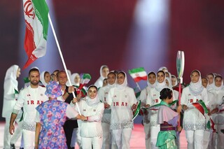 رژه اعضای کاروان ورزش کشورمان با پرچم مقدس جمهوری اسلامی ایران در افتتاحیه بازی‌های آسیایی 2026 ناگویا
