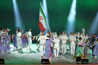 رژه اعضای کاروان ورزش کشورمان با پرچم مقدس جمهوری اسلامی ایران در افتتاحیه بازی‌های آسیایی 2026 ناگویا