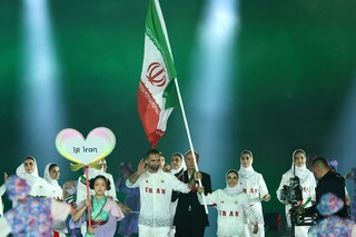 رژه اعضای کاروان ورزش کشورمان با پرچم مقدس جمهوری اسلامی ایران در افتتاحیه بازی‌های آسیایی 2026 ناگویا