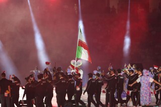 رژه اعضای کاروان ورزش کشورمان با پرچم مقدس جمهوری اسلامی ایران در افتتاحیه بازی‌های آسیایی 2026 ناگویا