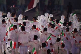 رژه اعضای کاروان ورزش کشورمان با پرچم مقدس جمهوری اسلامی ایران در افتتاحیه بازی‌های آسیایی 2026 ناگویا