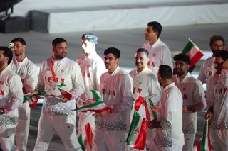 رژه اعضای کاروان ورزش کشورمان با پرچم مقدس جمهوری اسلامی ایران در افتتاحیه بازی‌های آسیایی 2026 ناگویا