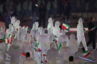 رژه اعضای کاروان ورزش کشورمان با پرچم مقدس جمهوری اسلامی ایران در افتتاحیه بازی‌های آسیایی 2026 ناگویا