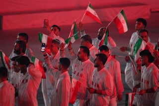رژه اعضای کاروان ورزش کشورمان با پرچم مقدس جمهوری اسلامی ایران در افتتاحیه بازی‌های آسیایی 2026 ناگویا