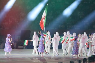 رژه اعضای کاروان ورزش کشورمان با پرچم مقدس جمهوری اسلامی ایران در افتتاحیه بازی‌های آسیایی ۲۰۲۶ ناگویا