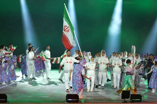 رژه اعضای کاروان ورزش کشورمان با پرچم مقدس جمهوری اسلامی ایران در افتتاحیه بازی‌های آسیایی ۲۰۲۶ ناگویا
