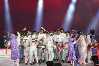 رژه اعضای کاروان ورزش کشورمان با پرچم مقدس جمهوری اسلامی ایران در افتتاحیه بازی‌های آسیایی ۲۰۲۶ ناگویا