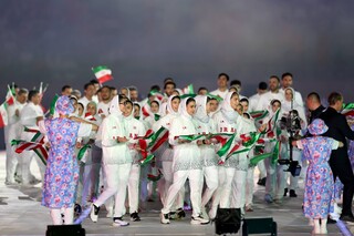 رژه اعضای کاروان ورزش کشورمان با پرچم مقدس جمهوری اسلامی ایران در افتتاحیه بازی‌های آسیایی ۲۰۲۶ ناگویا